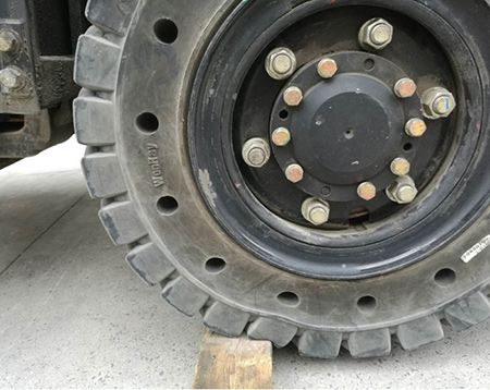 FORKLIFT SOLID TIRES (11)